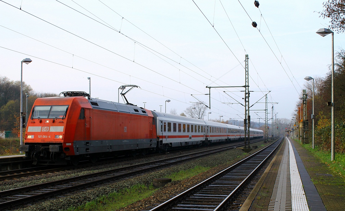 101 064-4 mit dem IC 2417 nach Köln hier festgehalten beim Halt in Schleswig. 23.11.2014