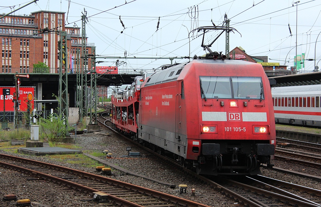 101 105-5 schlängelt sich hier mit dem CNL 1286 aus München in den Hamburger Hauptbahnhof. 05.05.2012