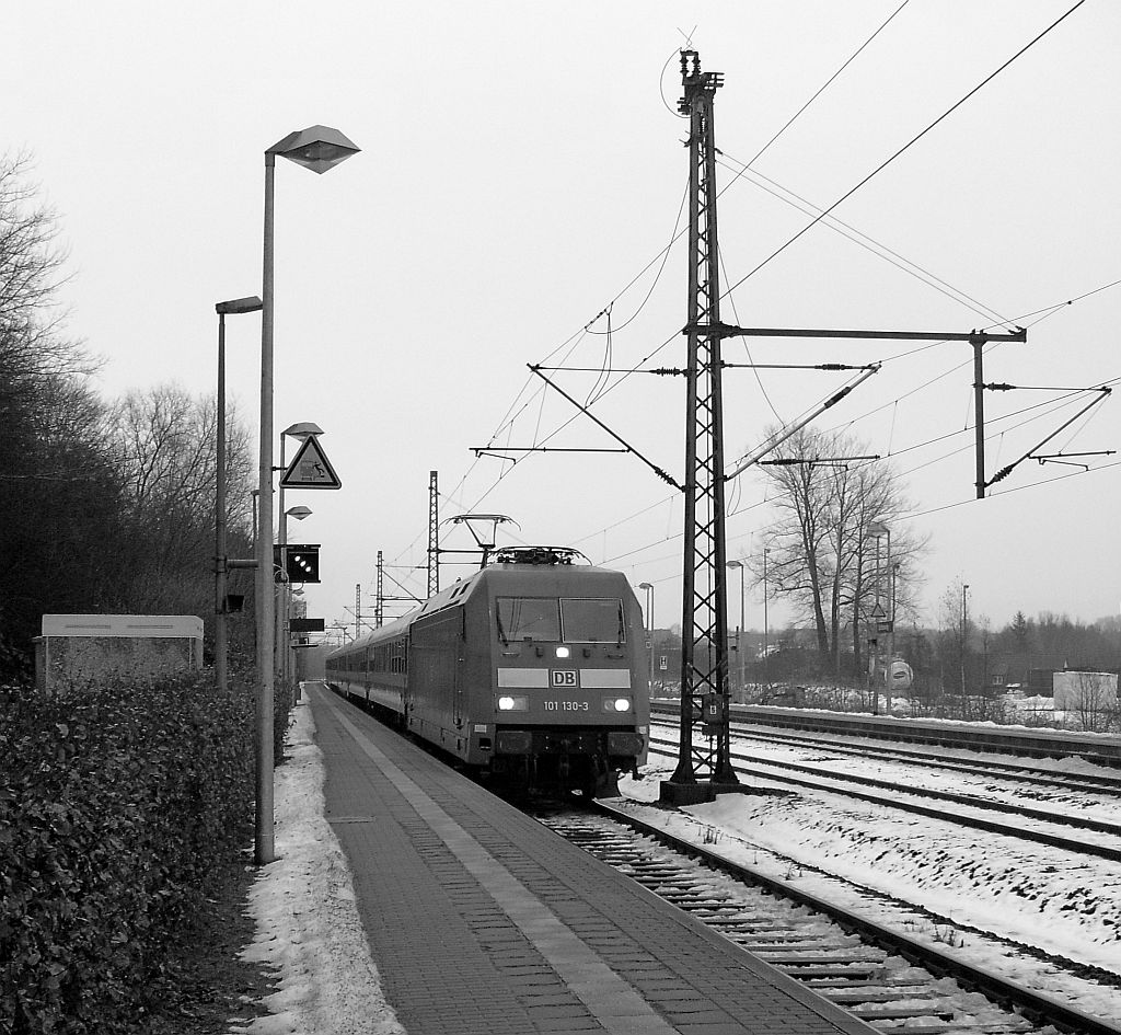 101 130-3 durchfährt hier Schleswig Bhf mit dem LPF 46001(HH-Langenfelde - Flensburg). 16.12.2012