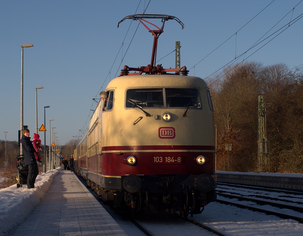 103 184-8 mit dem IC 2417 Hanseat Sekunden vor der Abfahrt aus Schleswig. 02.01.2011