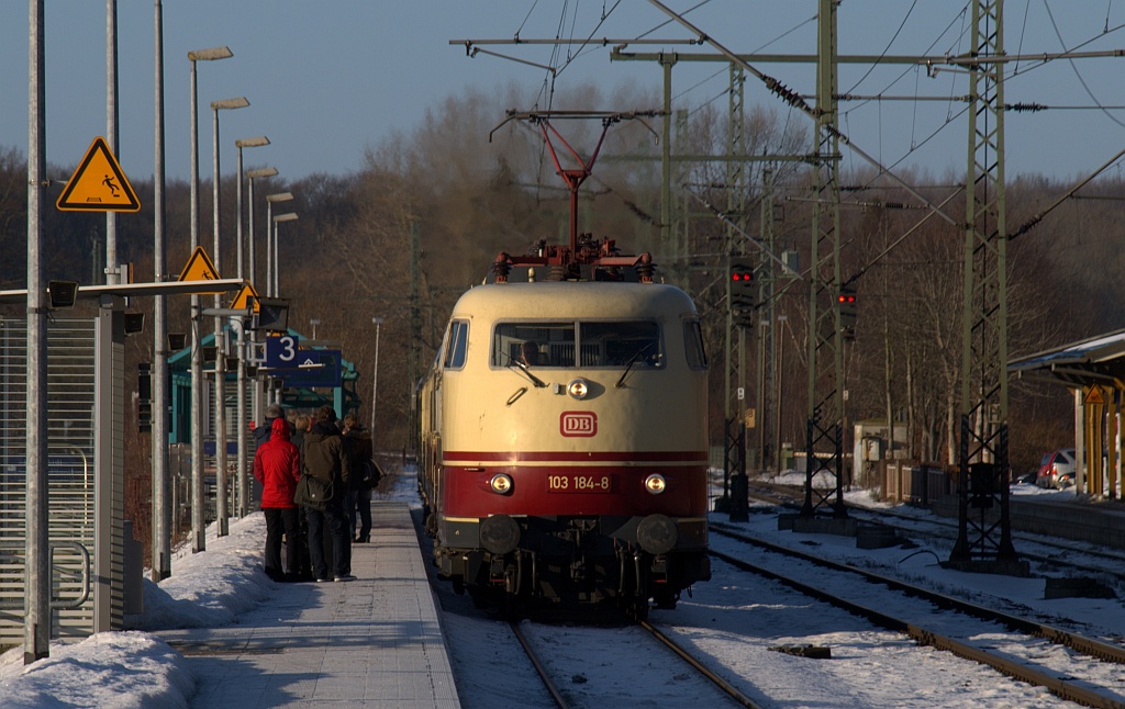 103 184-8 mit dem IC 2417 Hanseat bei der Einfahrt in Schleswig(überarb.Version). 02.01.2011