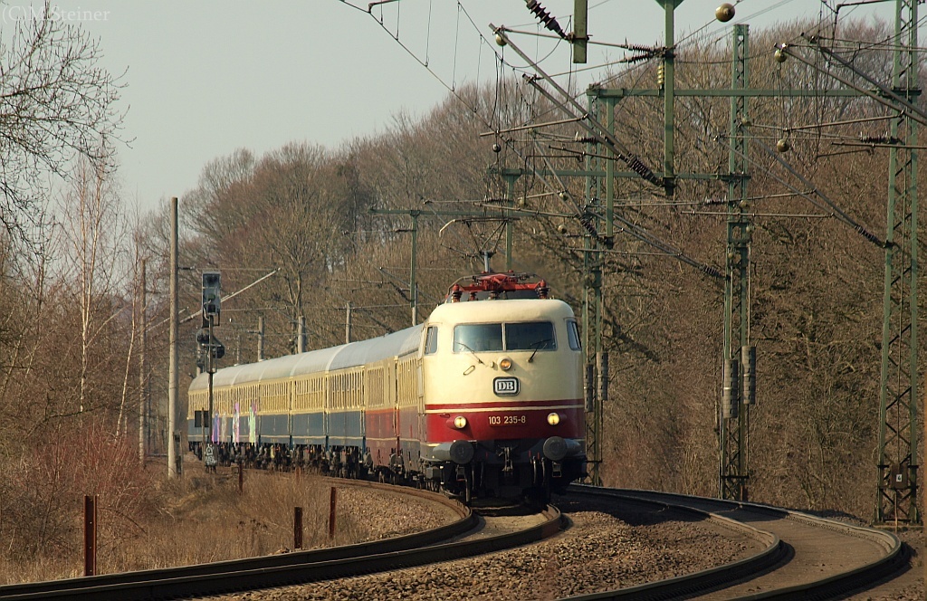 103 235-8 mit dem IC 2410/17 Hanseat auf dem Weg von Flensburg nach Köln hier kurz vor dem Bahnübergang Karpfenteich in Schleswig. 20.03.2011(üaV)