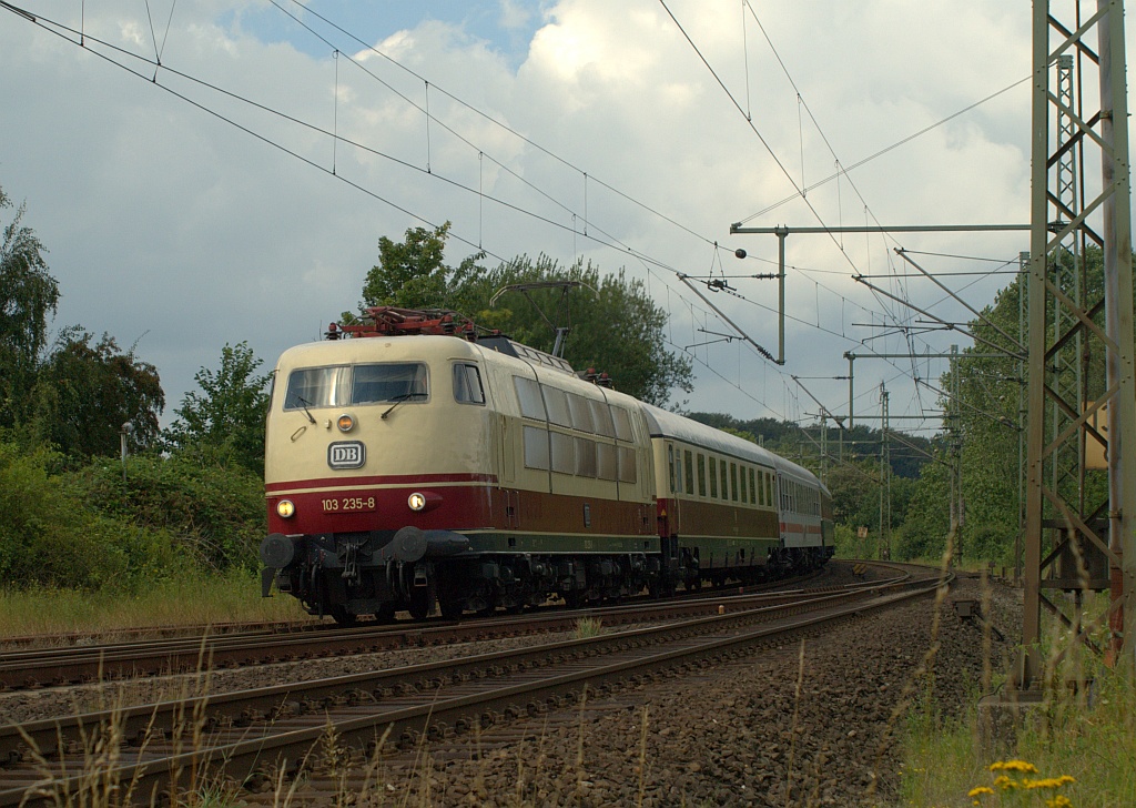 103 235-8 mit IC 2417 bei der Einfahrt in Schleswig aufgenommen am BÜ Karpfenteich in Schleswig. 07.08.2011