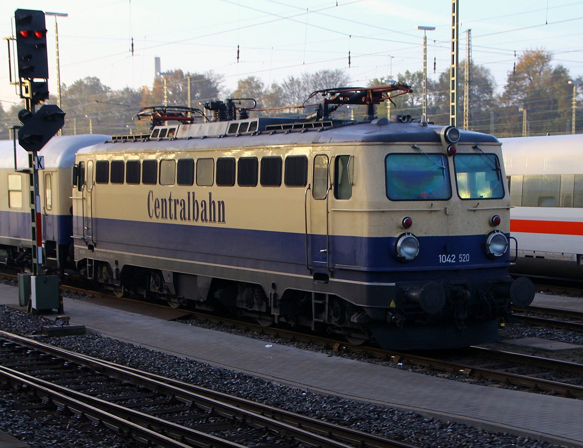 1042 520-8(SGP 1968/18361) der Centralbahn stand mit ihrem Zug abgestellt im Betriebshof Hamburg-Langenfelde(aufgenommen aus dem vorbeifahrenden SH-Express). 01.11.2014