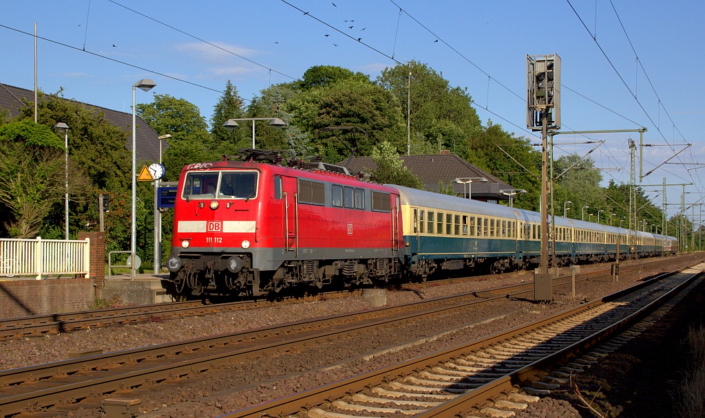 111 112-9(REV/LDX 30.10.09)mit dem IC 2410 Hanseat beim Halt in Schleswig. 22.06.12