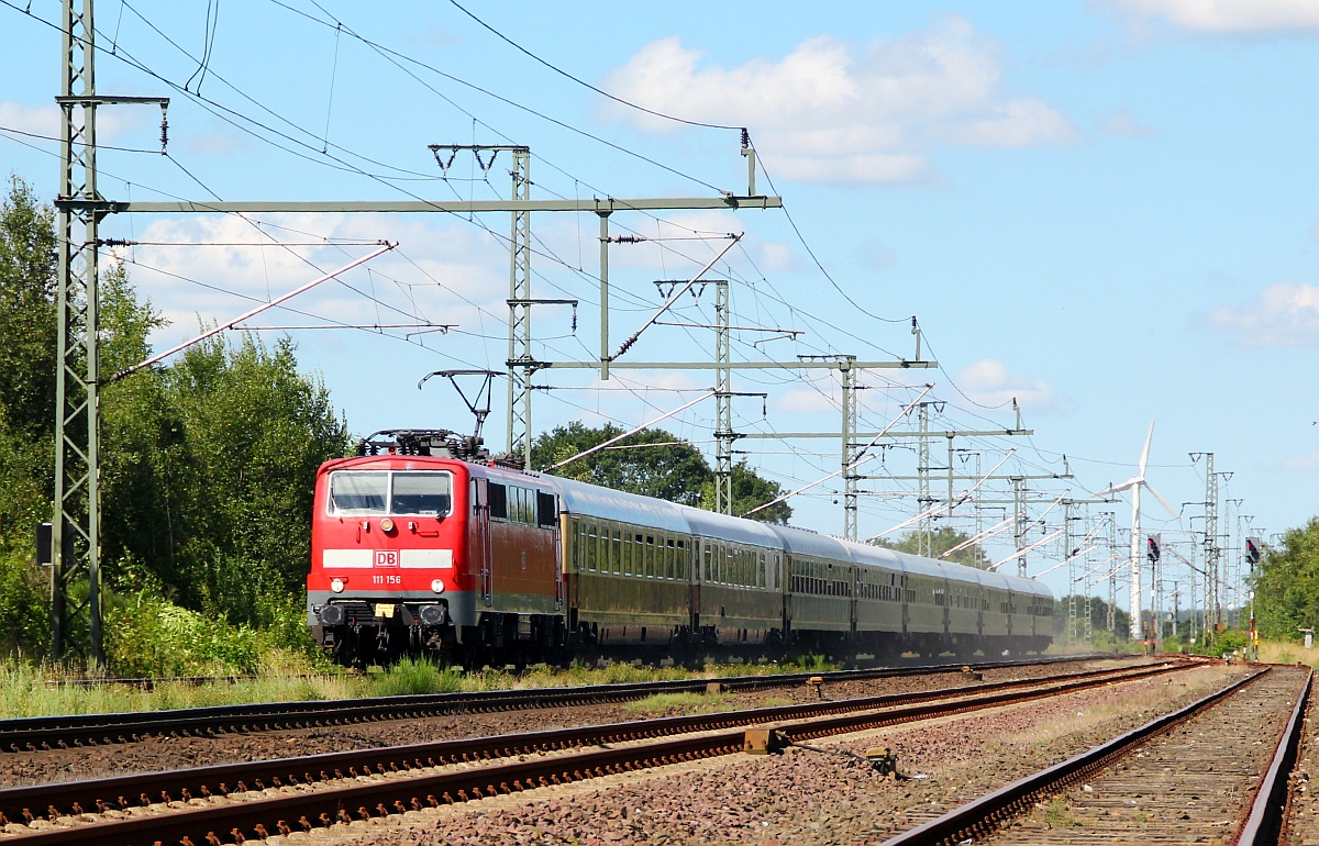 111 156-6 konnte mit dem IC 79/2417 von Flensburg nach Köln dann wieder auf ihrer Rückfahrt in Jübek aufgenommen werden. Die leichte Rauchwolke am hinteren Teil des Zuges kommt von einem frisch verlegten Gleisabschnitt. Jübek 12.08.2012