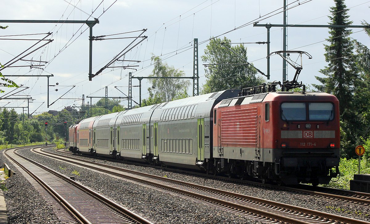 112 160 und 112 171 mit dem (Renn)RE7 nach Hamburg verlassen hier Schleswig. 13.08.2017