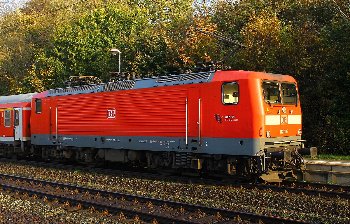 112 163-1 genießt die Morgensonne beim Halt in Schleswig. 28.10.2014