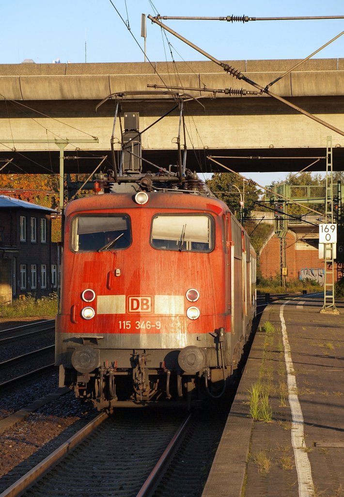 115 346-9 hat die 115 350 und einen IC Wagen im Schlepp und steht hier als Pbz Richtung Bremen im Bhf HH-Harburg. 15.10.2011