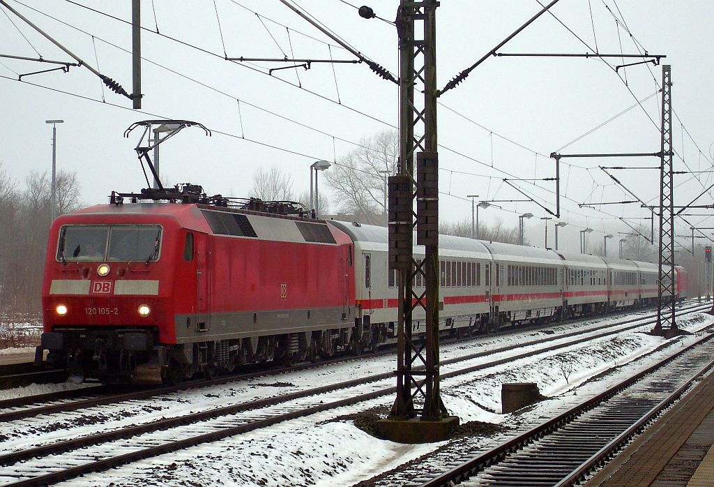 120 105-2 und 101 130-3 mit dem neuen langweiligen IC 2417 beim Halt in Schleswig. 16.12.2012