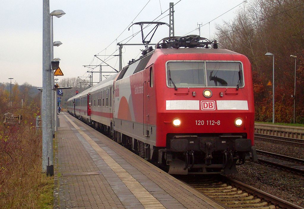 120 112-8  Märklin  mit dem IC 1981 nach München bei der Abfahrt aus Schleswig. 23.11.12