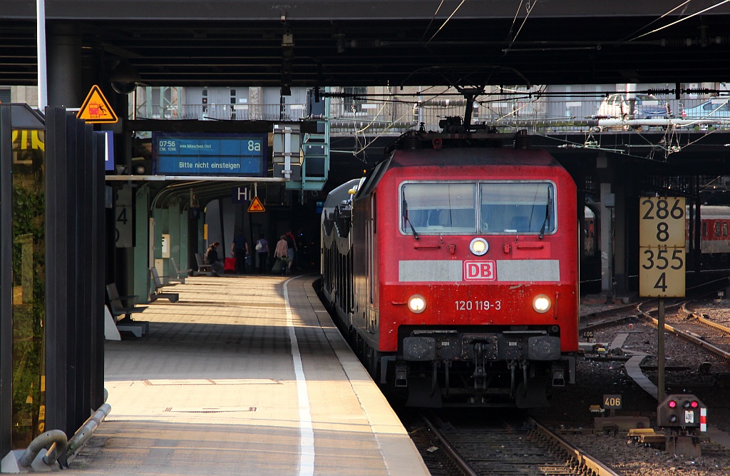 120 119-3 steht hier mit dem CNL 1286 aus München Ost im Hamburger Hauptbahnhof. 30.06.12