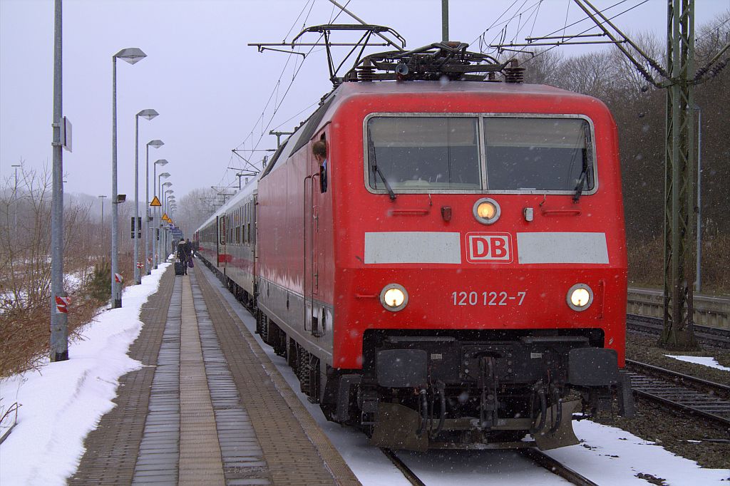 120 122-7 mit dem IC 2417(Flensburg-Köln)kurz vor der Abfahrt Richtung Rendsburg. 24.03.2013