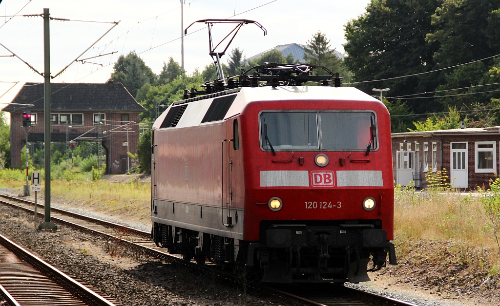 120 124-3 wartet im Bahnnhof von Flensburg auf ihren Leerpark aus Hamburg um ihn zu übernehmen und anschließend als IC 1971 nach München fahren zu können. 31.08.2012