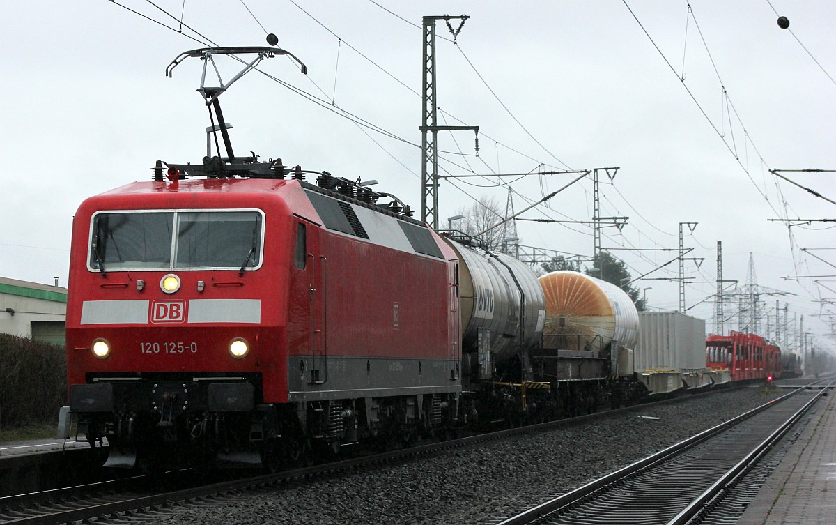 120 125-0 mit dem innovativen Gterzug aufgenommen in Jbek bei Schleswig. 10.02.2019 II