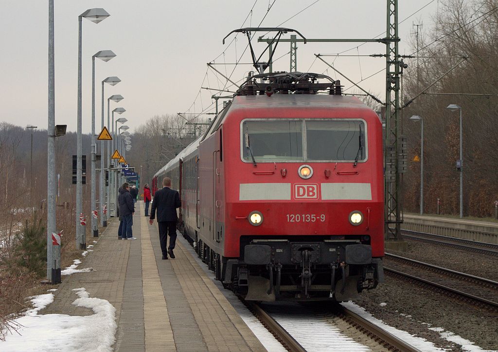 120 135-9 mit dem IC 2417(Flensburg-Köln)aufgenommen beim Halt in Schleswig. 17.03.2013