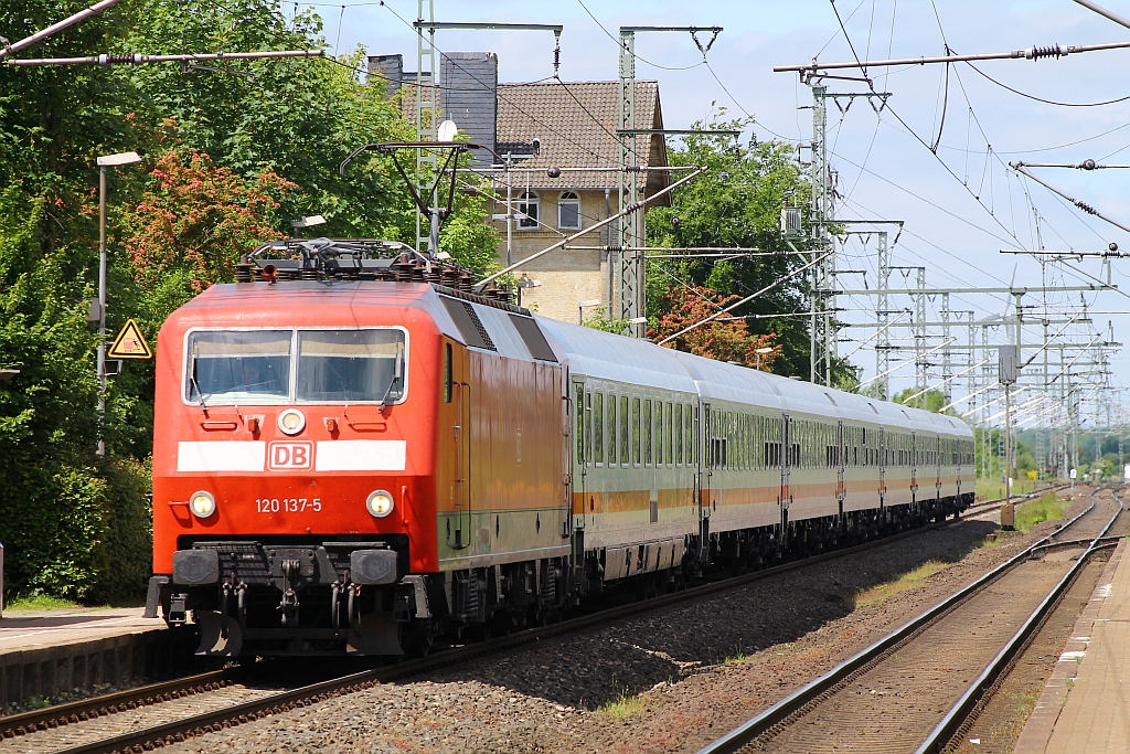 120 137-5 leicht angebeult fährt hier mit dem IC 2417 nach Köln durch den Bhf Jübek. 09.06.2013