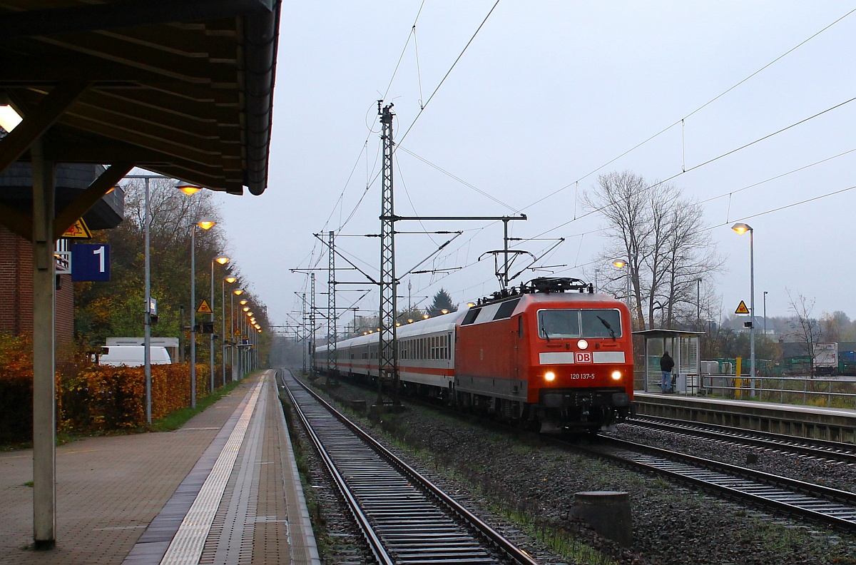 120 137-5 mit dem LPF 46000(Hamburg Langenfelde - Flensburg, Leerzug für den IC 2417 nach Köln) tuckert hier mit gemächlichem Tempo durch Schleswig. 16.11.2014