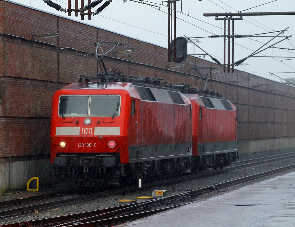 120 143-4 und 106-0 rumpelten dann Richtung Flensburg zur Abstellung davon(eine Lok wird wohl den 2417 heute übernehmen die andere den CNL am Abend). Padborg 16.06.2013