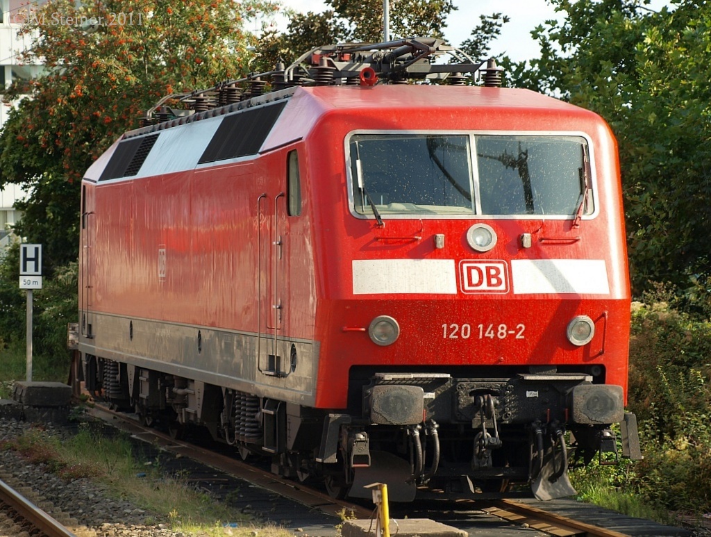 120 148-2 als Pbz Lok abgestellt in Neumünster. 06.09.2011