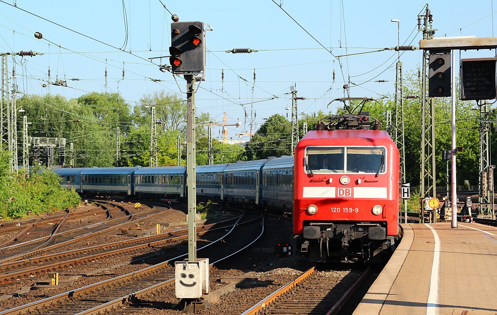 120 159-9 als Zuglok des EC 175 nach Budapest-K.p. über Büchen-Ludwigslust-Berlin Hbf-Dresden und Praha hl.n. HH-Hbf 21.06.2012