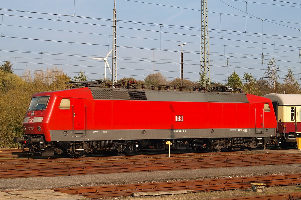 120 208-4 abgestellt mit dem IC 2410/17 im alten Bw Bereich Flensburg Peelwatt aufgenommen aus einem vorbeifahrenden IC. 02.10.2011(üaV)