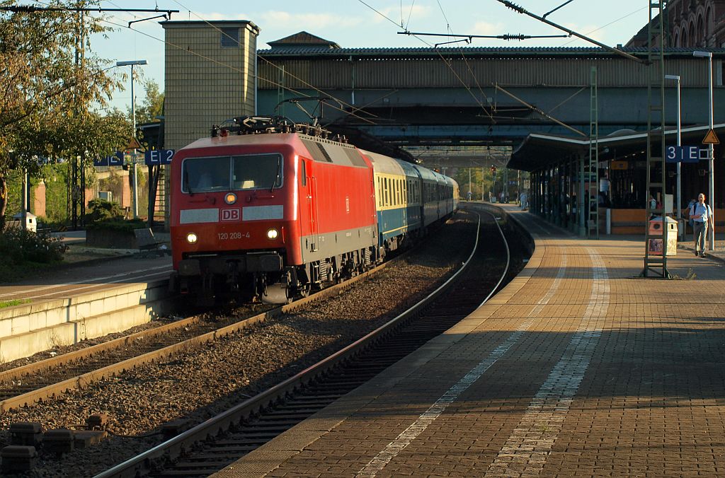120 208-4 hat hier mit dem IC 2410 aus Köln Einfahrt in Hamburg-Harburg. 30.09.2011