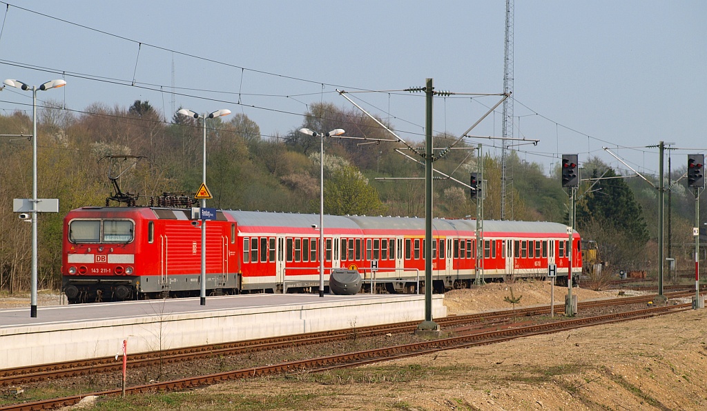 143 211-1(inzwischen z u a)schiebt hier die RB aus Neumünster in die Abstellung in Flensburg. 20.04.2011