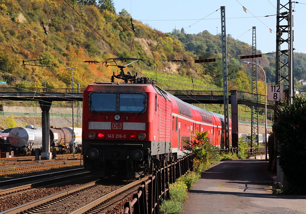 143 216-0 mit einer RB nach Koblenz Hbf bei der Einfahrt in den Bhf von Linz am Rhein. 30.09.2012