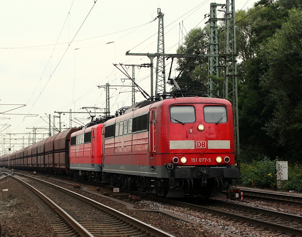 151 077-5 und 106-1 mit dem leeren Erzzug bei der Durchfahrt in Hamburg-Harburg. 07.09.2012