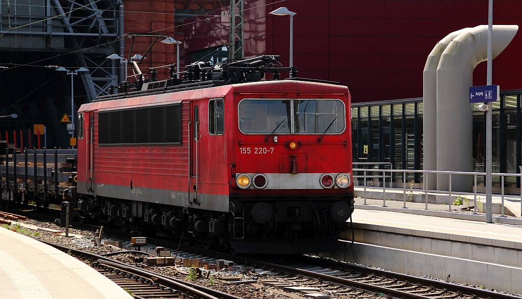 155 220-7 durchfährt hier Bremen Hbf mit einem Stahltransport am Haken. 30.06.12