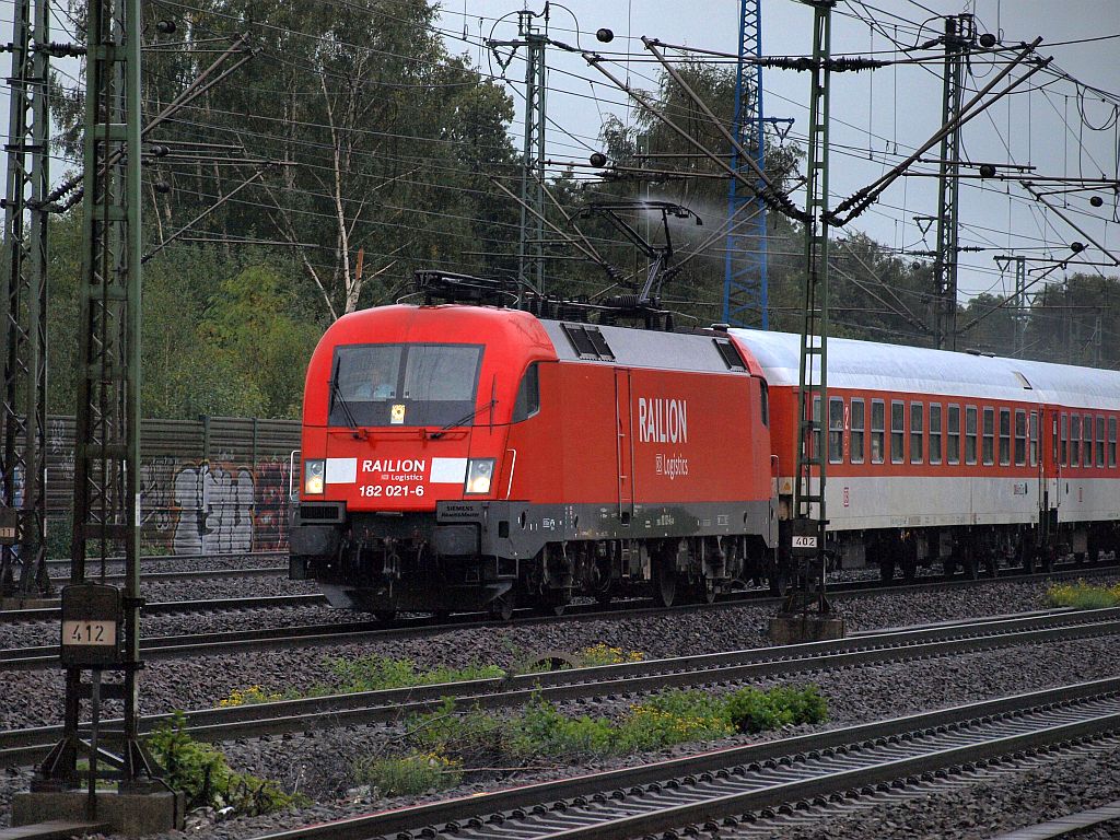 182 021-6 mit einem AZ bei der Durchfahrt in Hamburg-Harburg. 26.09.2010