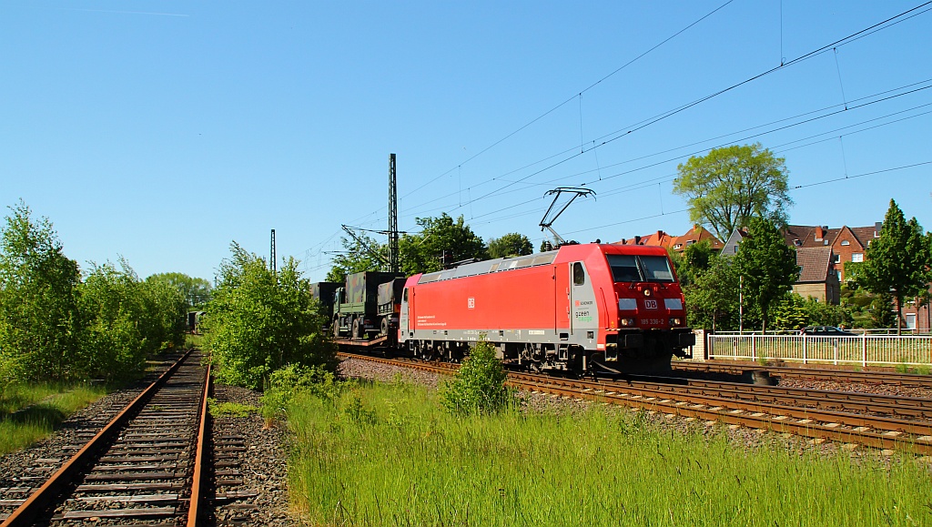 185 336-2 mit einem Militärzug(44781)aus Oksbøl rumpelt hier durch Schleswig(legaler Standort). 24.05.2012