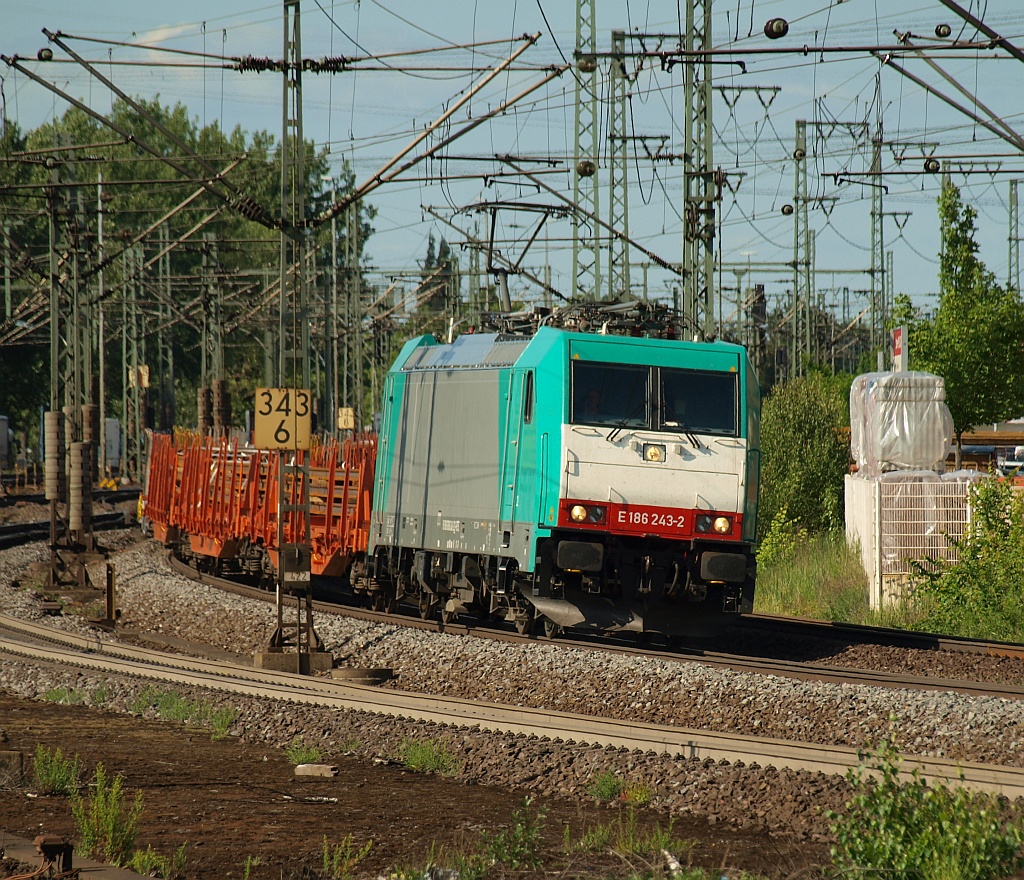 186 243-2 fährt hier mit einem Schienentransportzug durch HH-Hamburg. 01.06.2011