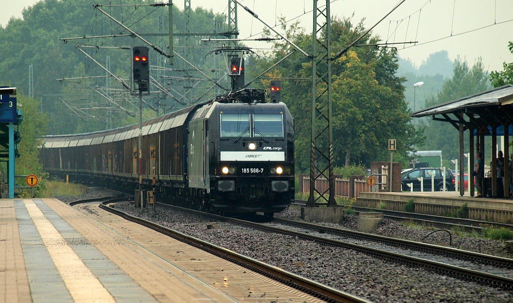 20´min vor der EG 3112 kündigte sich der schwere Schauer schon an als die MRCE/CFL Cargo 185 566-7 mit einem Papierzug durch Schleswig fuhr. 04.09.11