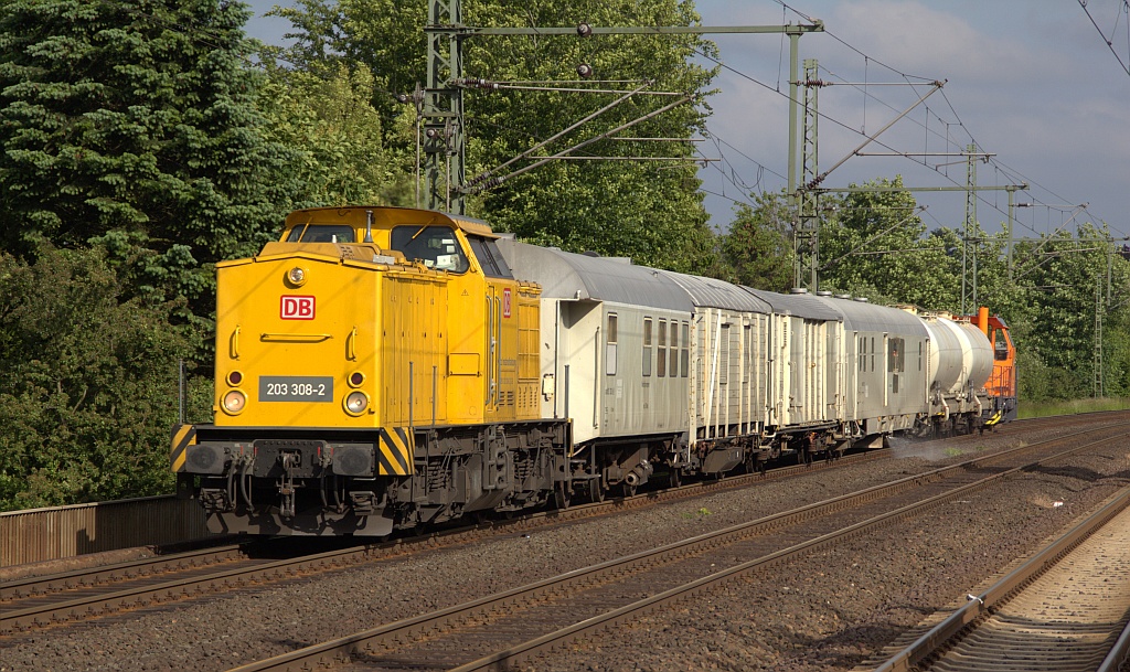 203 308-2 der DB mit dem Bayer Spritzzug und der ex DSB MK 604/9286 0322 123-9 DK-RSEJ als Bauz 91480 hier bei der Durchfahrt in Schleswig. 10.06.12