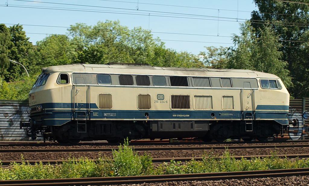 216 224-6 der EBM dieselte überraschend am 3.6.11 durch Hamburg-Harburg.