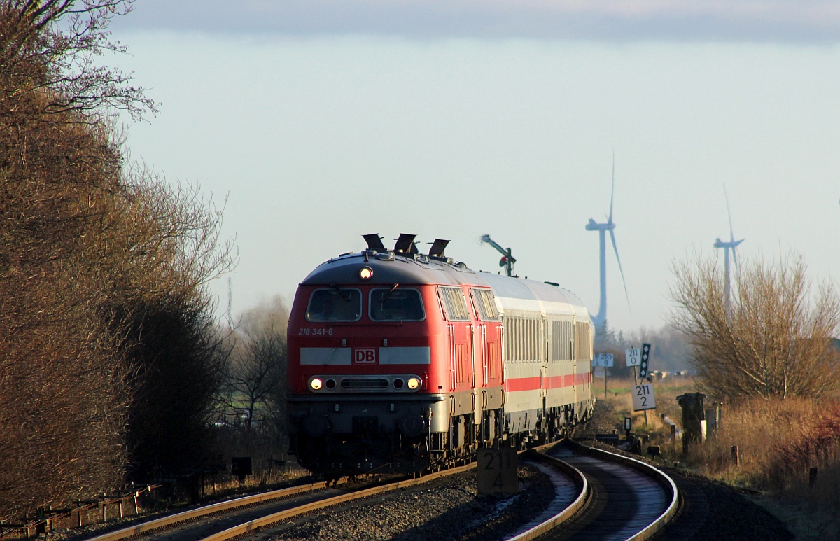 218 341-6 und 218 369-7 (REV/HB X/06.07.17) mit nem IC nach Westerland in Klanxbüll. 17.12.17