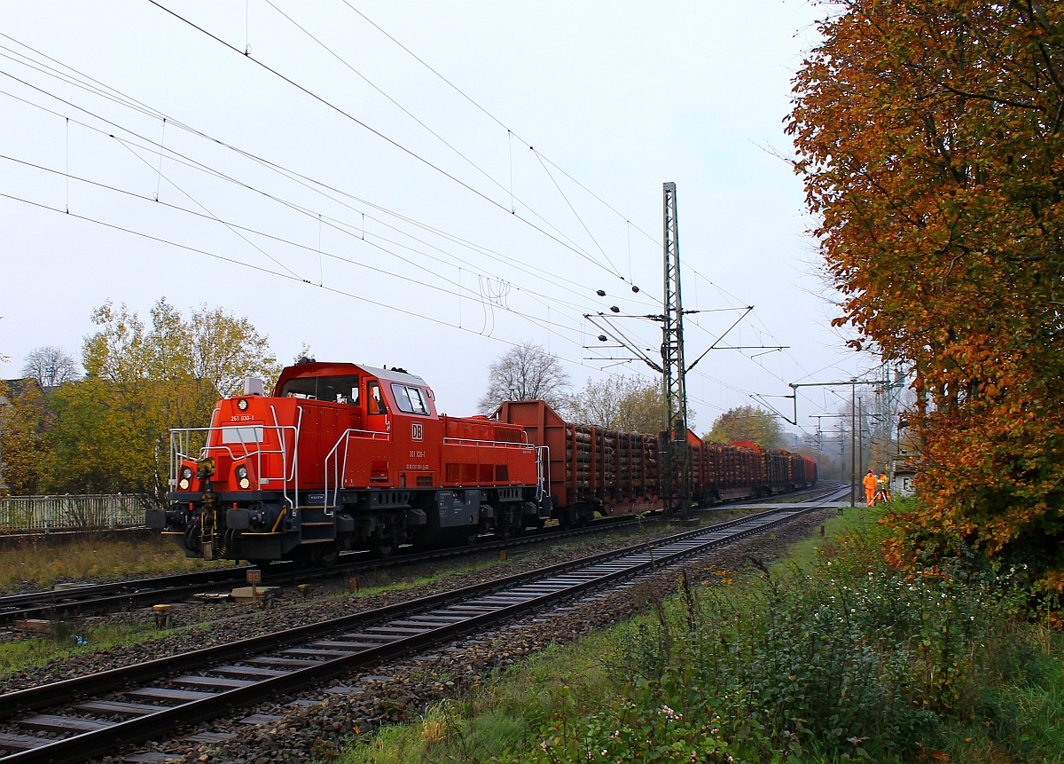 261 030-1 dieselt hier mit einem Holzzug aus Jübek durch Schleswig. 10.11.2014