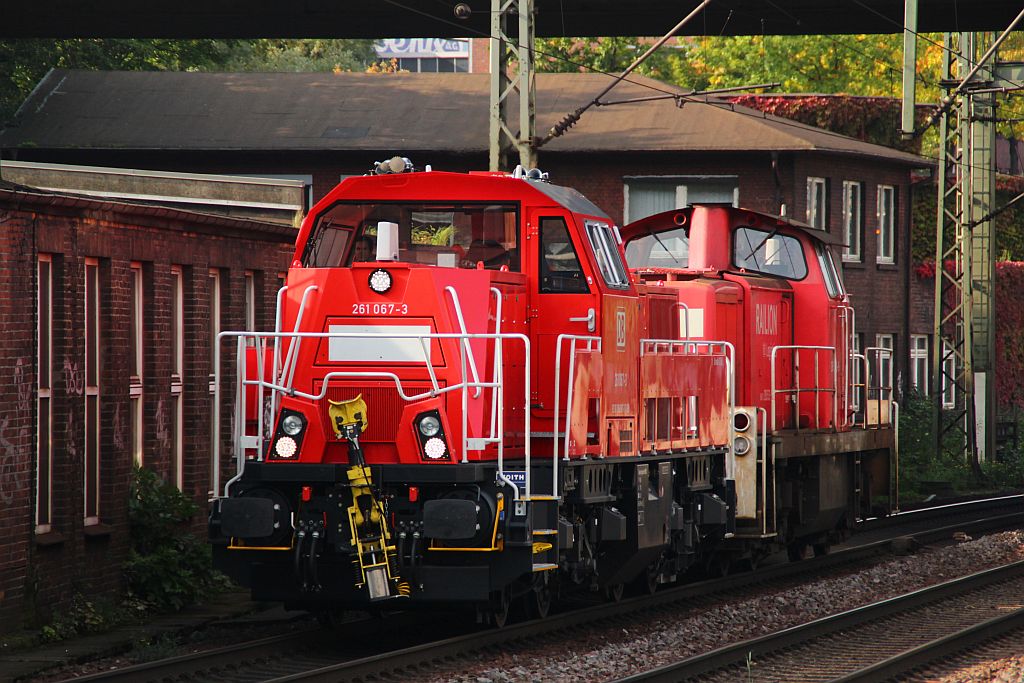 261 067-3(Voith Gravita 10BB)dieselt hier mit der 290 533-9 durch HH-Harburg. 28.09.12