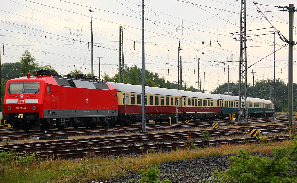 Abgestellt in Flensburg-Peelwatt war die 120 206-8 mit dem IC 2410/2417 Hanseat. 04.08.2012
