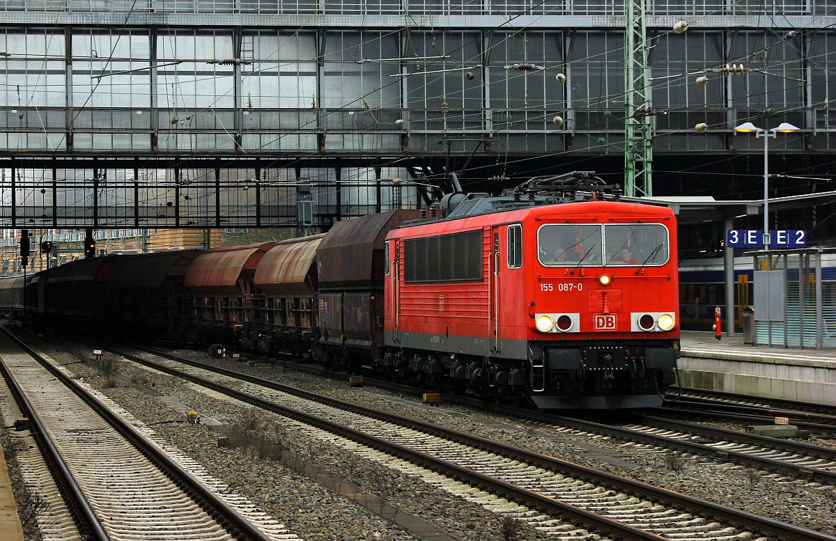 Äusserlich sieht man ihr es nicht an aber DB 155 087-0 hat gerade erst eine neue HU hinter sich(REV/LD X/21.10.2015). Hier fährt sie mit einem Mischer durch den Bremer Hauptbahnhof. 29.01.2016