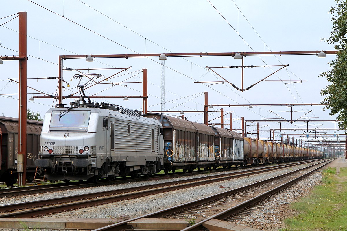 Akiem/CFL Cargo steht abfahrbereit mit dem Zement-Express nach Deuna im Grenzbahnhof Pattburg/DK. 08.08.2017