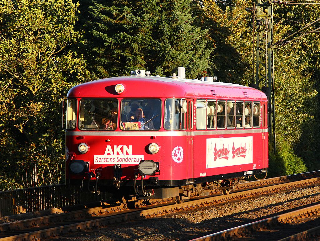 AKN 798 308-2 als DPE 91626 dieselt hier mit  Kerstins Sonderfahrt zum 50.ten  durch Schleswig Richtung Flensburg(Sonderfahrt NMS-RD-SL-FL weiter als DPE 91618 über Eckernförde-Kiel nach NMS). Schleswig 06.10.2012