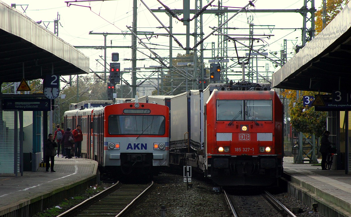AKN A1 Doppelt-VT nach Hamburg und Schenker Scandinavia 0185 327-1 mit KLV nach Dänemark aufgenommen im Bahnhof von Neumünster am 23.10.2015.