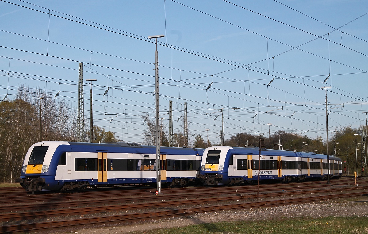 Aktuell aus Flensburg....immernoch dort abgestellt zwei Married-Pair Zugpaare die noch nicht kontrolliert und umgeklebt(von NOB auf DB Regio AG Kiel) wurden. Flensburg-Peelwatt 30.04.2017