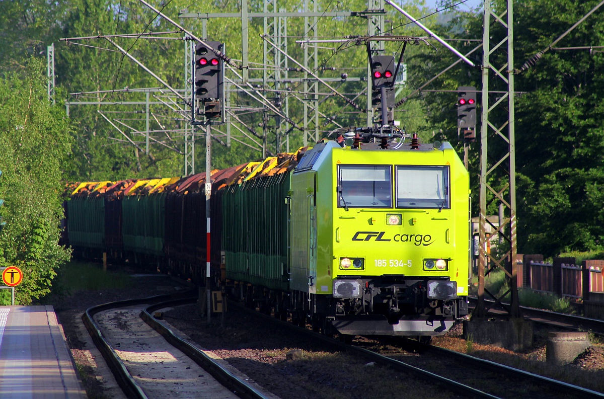 AlphaTrains/CFL 185 534-5 rauscht hier mit einem Holzzug aus Padborg/DK durch Schleswig gen Hamburg. 18.05.2014