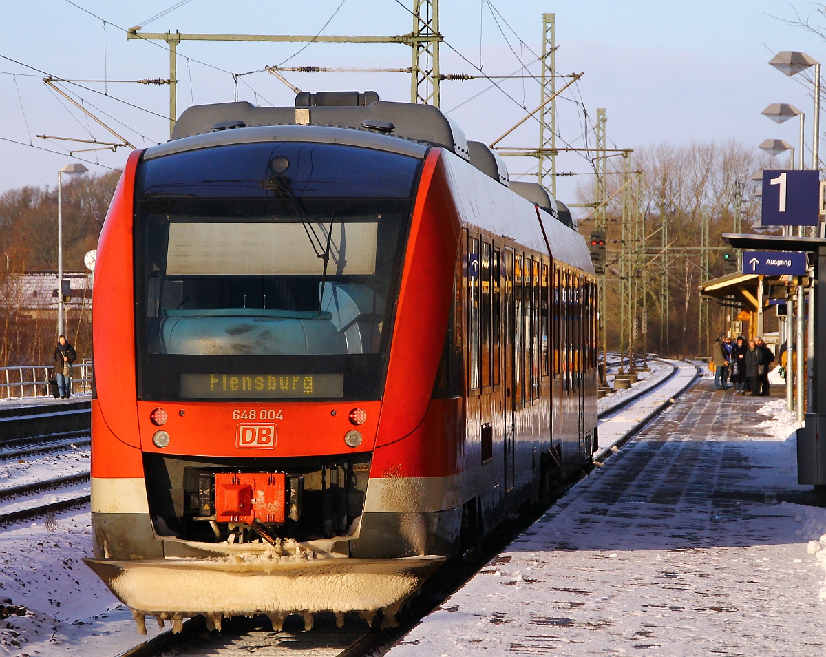 Als Ersatz SH-Express fungierte in der Gegenrichtung ebenfalls ein Lint 41. Hier ist 648 004/504 als RE von Neumünster nach Flensburg kurz vor dem Halt im Bhf Schleswig. 07.12.2013