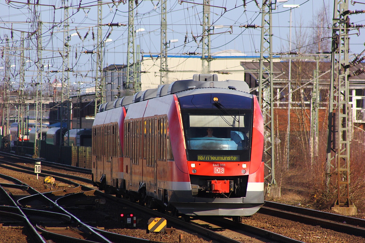 Alt aber immernoch unterwegs...DB Regio Lint 0648 001/501(REV/DWK/30.09.08, Verl/AK/28.09.15)und 0648 006/506(REV/DWK/08.03.16) haben hier als RB 77 aus Kiel kommend Einfahrt in Neumünster. 11.03.2015