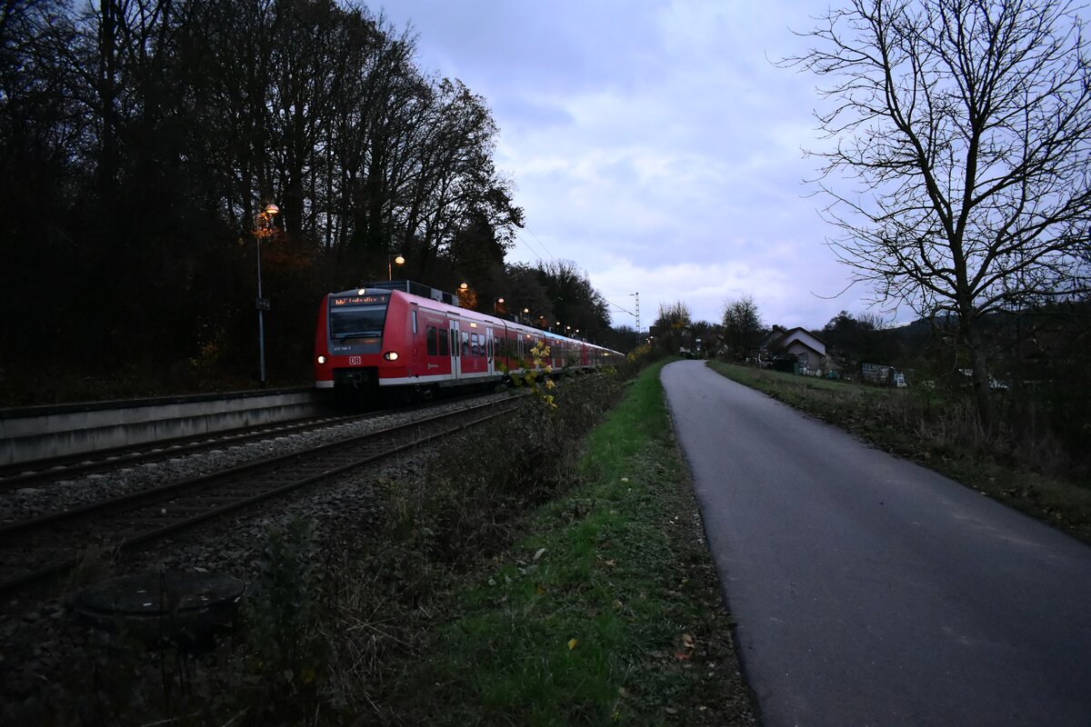 Am Abend des 21.11.23 kam ein dreiteiliger S1 Zug mit gut zwanzig Minuten Verspätung in Neckarburken gen Mosbach eingefahren.